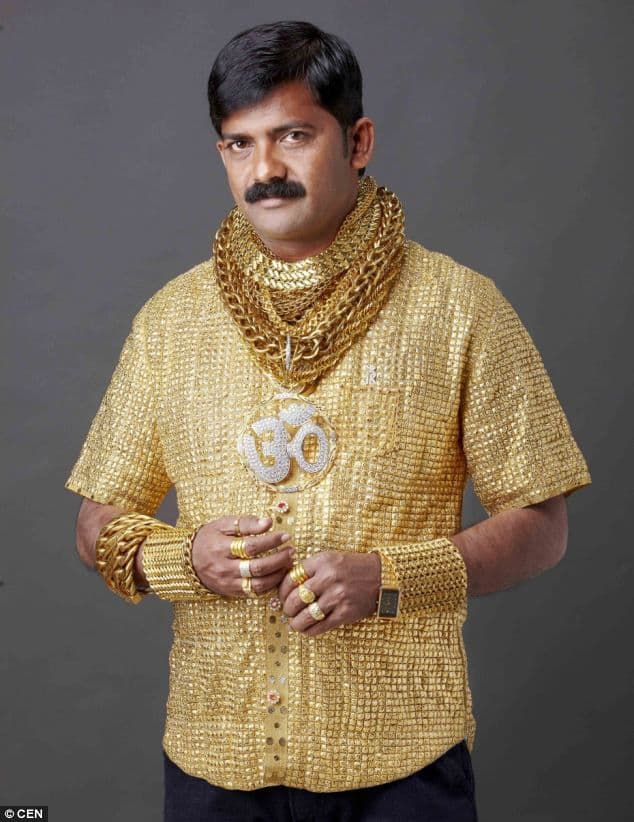 Pode conter: um homem vestido de dourado, de mãos na cintura, com a legenda: tem ouro aqui ou é só impressão minha?